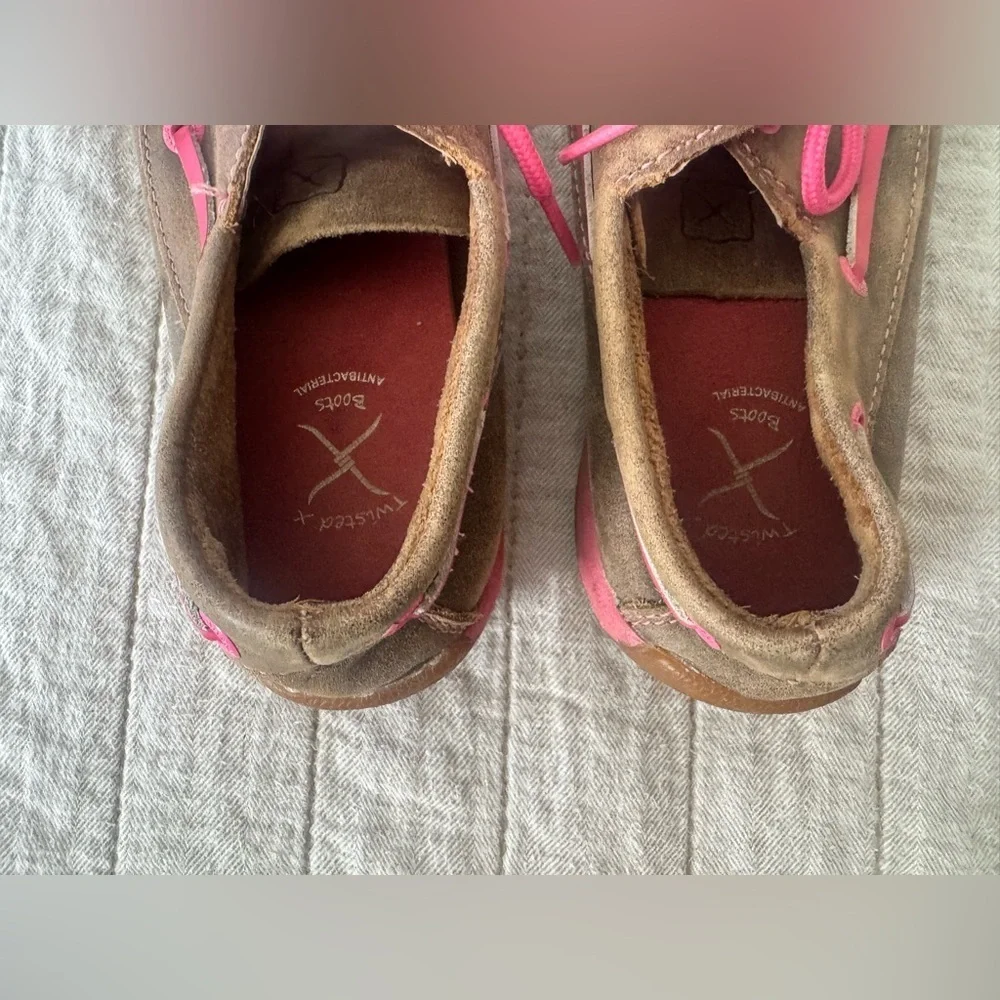Twisted X Tough enough to wear pink Bomber Driving Moc leather Girls 2.5M